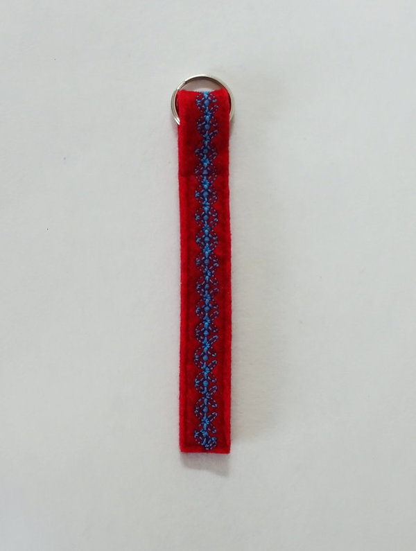 Schlüsselanhänger aus Filz in rot mit Stickerei