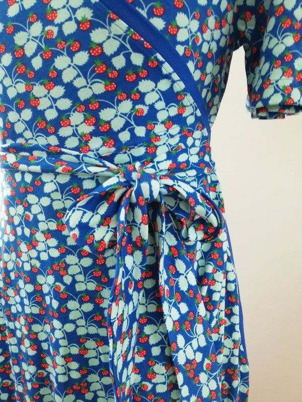 DUNS Sweden -  Wrap Dress - Damenkleid - blaues Wickelkleid mit Erdbeeren
