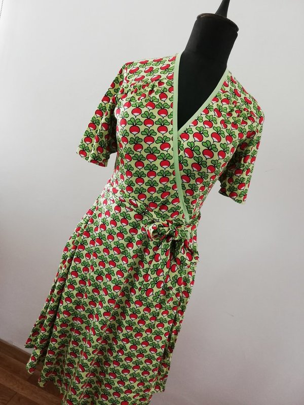 DUNS Sweden -  Wrap Dress - Damenkleid - grünes Wickelkleid mit Radieschen Print