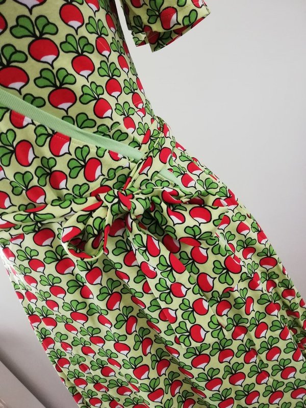 DUNS Sweden -  Wrap Dress - Damenkleid - grünes Wickelkleid mit Radieschen Print